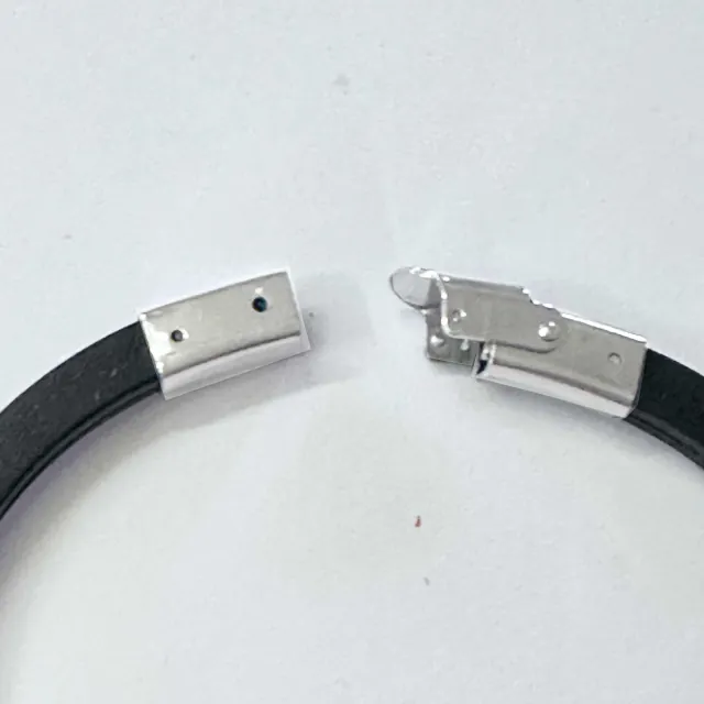 Men's bracelet with black rubber and silver/gold metals