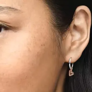 Σκουλαρίκια κρίκοι με καρδιά ζευγάρι ασήμι 925 σε ασημί χρώμα bode 00342