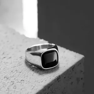 Ανδρικό δαχτυλίδι με μαύρη πέτρα ατσάλι 316L ασημί bode03913