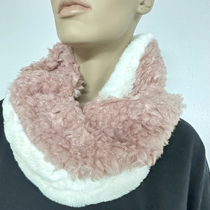  Women's scarf  Verde 06-0776 ecru/pink